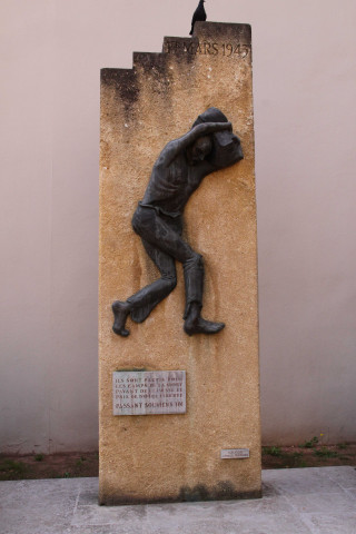 Square de la Déportation, plaque et monument de Cyrille Troisgros.