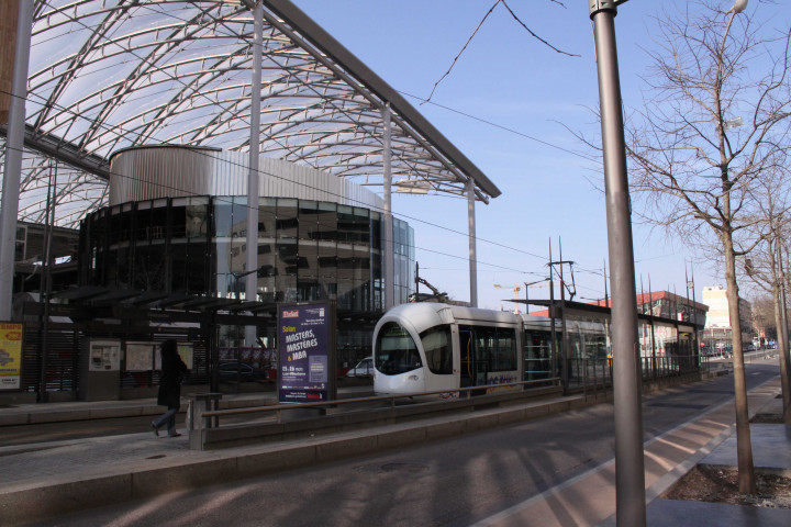 Centre commercial et pôle de loisirs Confluence, rame du tramway T1.