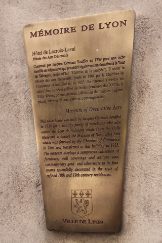 Plaque historique de l'hôtel de Lacroix-Laval.