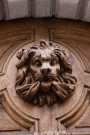 Porte d'entrée, mascaron de lion de la porte.