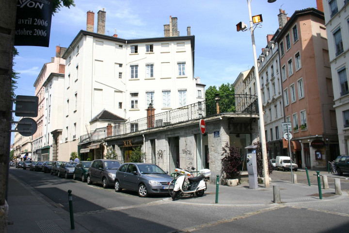 Angle de la rue de la Charité et de la rue de Fleurieu.