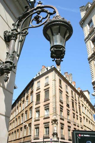 Angle de la rue de la Poulaillerie et de la rue de la Gerbe, lanterne.
