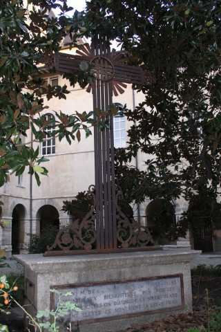 Cour du cloître, croix, Petit-Dôme, chapelle, médaillons, plaque de souscripteurs.