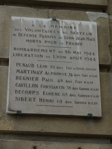 87 rue Chevreul, plaque sur le groupe-scolaire.