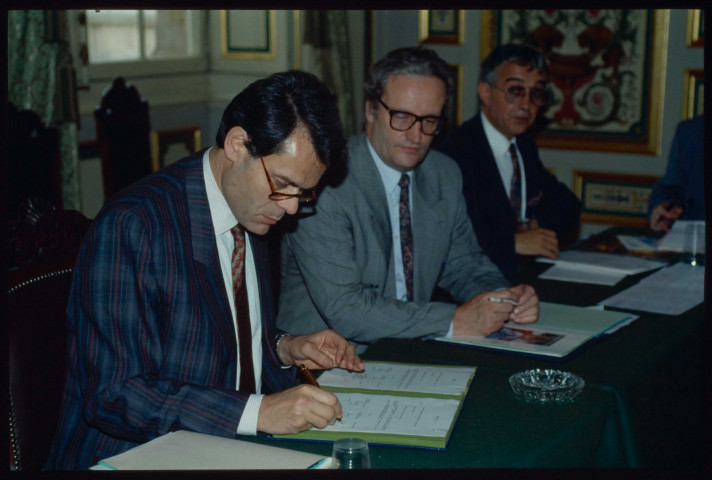 Réunion annuelle d'évaluation du contrat d'objectifs signé en 1989 entre le maire de Lyon et le ministre de l'Education nationale pour favoriser la réussite scolaire des élèves de l'école élémentaire, en présence de Michel Noir.
