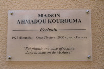Jardin des Chartreux, maison du gardien, plaque commémorative Ahmadou Kourouma écrivain (1927-2003).