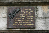 Près de la Mairie du 1er arrondissement, plaque en mémoire de Roger Ravot.