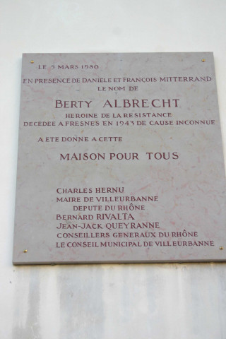 Maison pour tous, plaque en mémoire de Berty Albrecht (résistante).