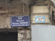 Vers la rue Longue, plaque de rue.