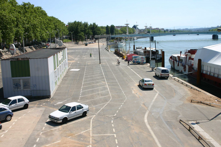 Bas-port du Rhône, direction nord et direction sud vers le quai Victor Augagneur.