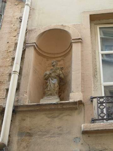2 rue Mulet, niche avec statue de Saint-Joseph.