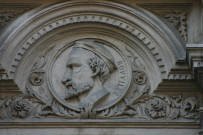 Angle de la rue Paul-Chenavard et du 22 rue Constantine, médaillon en mémoire de Guillaume Rouville (éditeur).