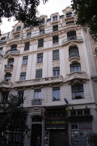 2 Place Jules-Ferry, détail de la façade.