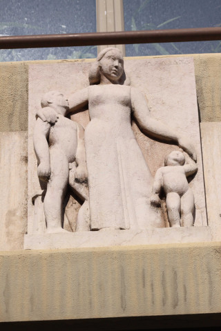 49 avenue Berthelot, bas relief de Tajana.