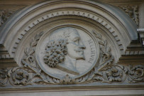 Angle de la rue Paul-Chenavard et du 22 rue Constantine, médaillon en mémoire de Pomponne de Bellièvre (homme d'État français).