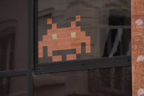 "Areva Space Invader" en Post-It derrière une vitre.