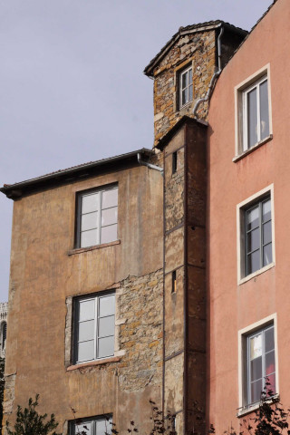 Cour de la Mairie annexe, vue sur les WC d'une maison montée du Garillan.