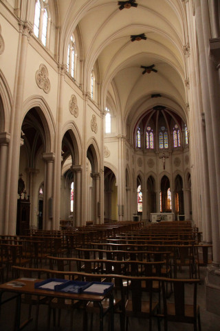 Vue de la nef et du choeur.