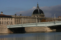 Vue du pont de la Guillotière et de l'Hôtel Dieu prise depuis les berges du Rhône.