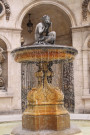 Hôtel-de-Ville, cour haute, fontaine.