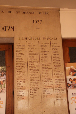 Plaque commémorant la fondation de la paroisse.