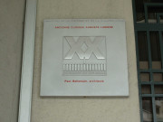 45 rue Villon, services techniques des HCL (ancienne clinique Auguste-Lumière), plaque label Patrimoine du XXe siècle, façade.