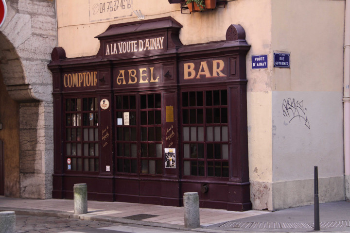 Angle rue Guyemer et de la Voûte d'Ainay, vue du bar "A la Voûte d'Ainay".