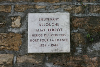 Montée Allouche, plaque en mémoire du Lieutenant-Allouche alias Terrot.