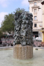 A l'angle de la rue Moncey et de la rue de la Part-Dieu, fontaine, sculpture de G. Bohmer.