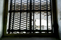 Fenêtre avec double barreaux en fer.