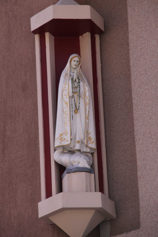 72 avenue des Frères Lumière, fresque sur la façade du restaurant et madone.