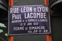 1, rue Pléney, plaque sur le restaurant Léon de Lyon.