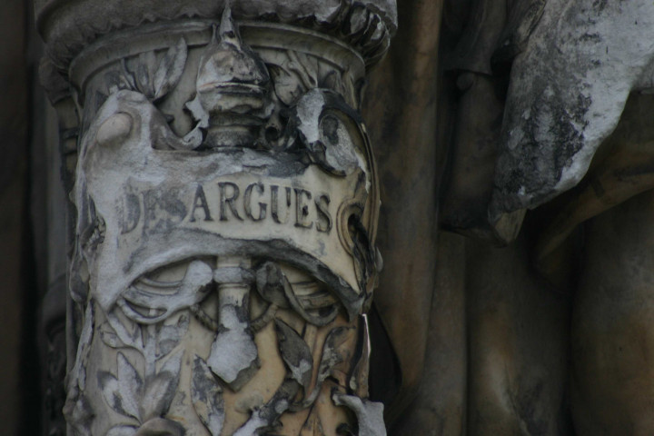 Place des Jacobins, fontaine de Gaspard André, détail des sculptures.