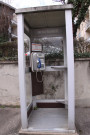 Quai Paul-Sedaillan vers la rue Joannès-Carret, cabine téléphonique.