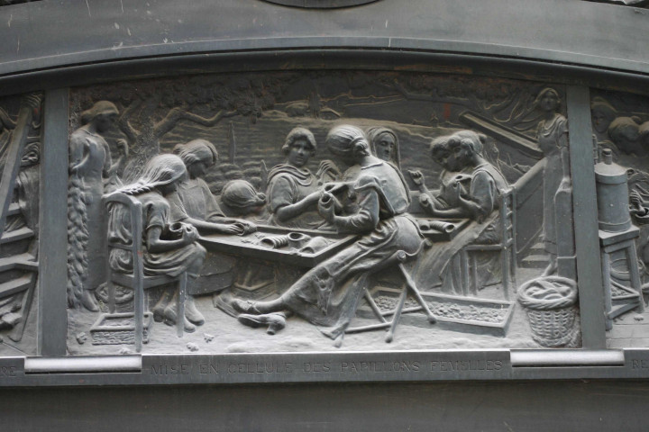 Condition des soies, bas-relief de Louis Pasteur de Jean Chorel.