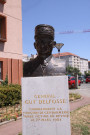 Caserne Delfosse, buste du Général Delfosse.