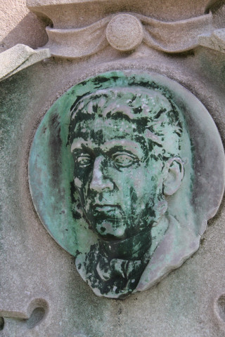 Statue de Clement Livet, détail.