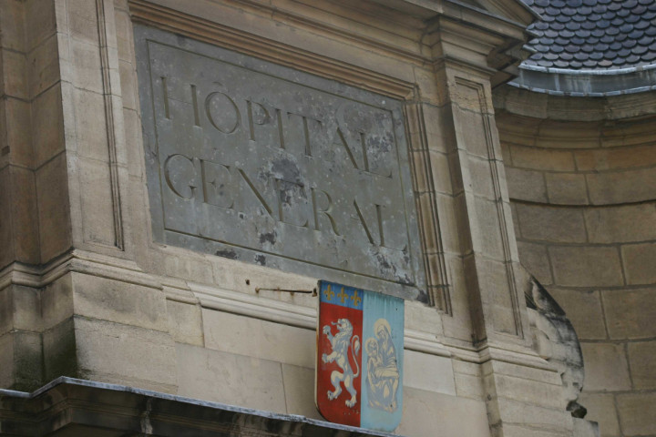 Hôpital de l'Hôtel-Dieu, ancien tronc, inscription, fronton de la chapelle.