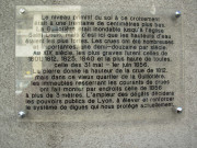 Angle de la grande-rue de la Guillotière et de la rue Gilbert-Dru, plaque en mémoire des crues.