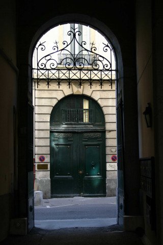 20 rue Auguste-Comte, cour intérieure et vue sur le n°15.