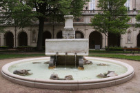 Palais Saint-Pierre, fontaine centrale du jardin.