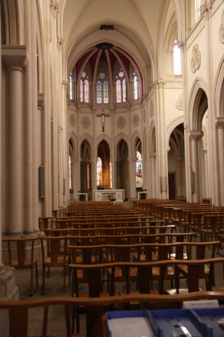 Vue de la nef et du choeur.