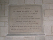 Eglise Saint-Nizier, intérieur, plaques commémoratives, statue, tombeau.