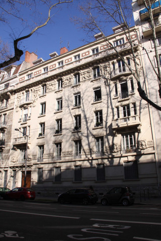Vue sur le bâtiment.