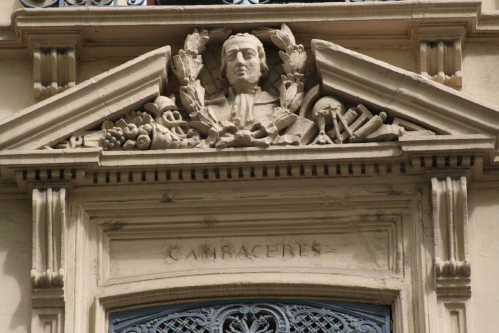 7 place d'Helvétie et rue Malesherbes, détail sur la façade, Cambaceres.