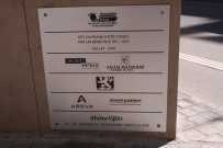 Boulevard des Belges au niveau de la rue de Séze, plaque des mécènes de l'abécédaire en souvenir de Louis Braille.