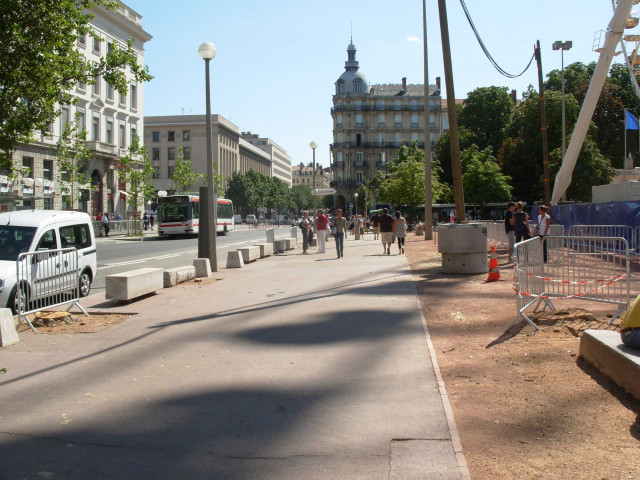 Place Bellecour, abattage des arbres des chaussée nord et est.