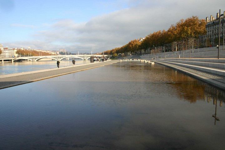 Vue sur les berges.