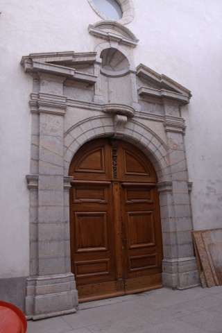 Porte d'entrée.