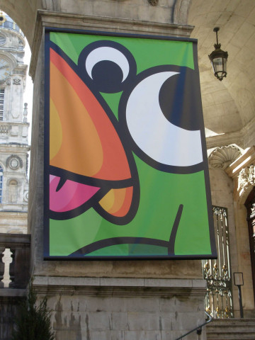Hôtel-de-Ville, cours basse et haute, décoration "Birdy" de Knar, Pâques 2012.